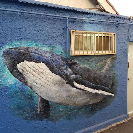 Jinho'S Black Whale Guest House & Bar Seoul Bagian luar foto