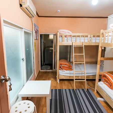 Jinho'S Black Whale Guest House & Bar Seoul Bagian luar foto