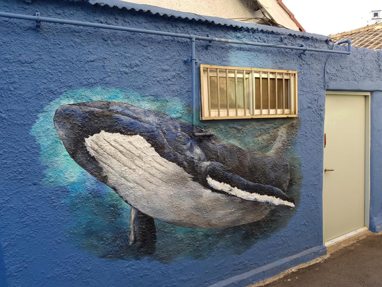 Jinho'S Black Whale Guest House & Bar Seoul Bagian luar foto