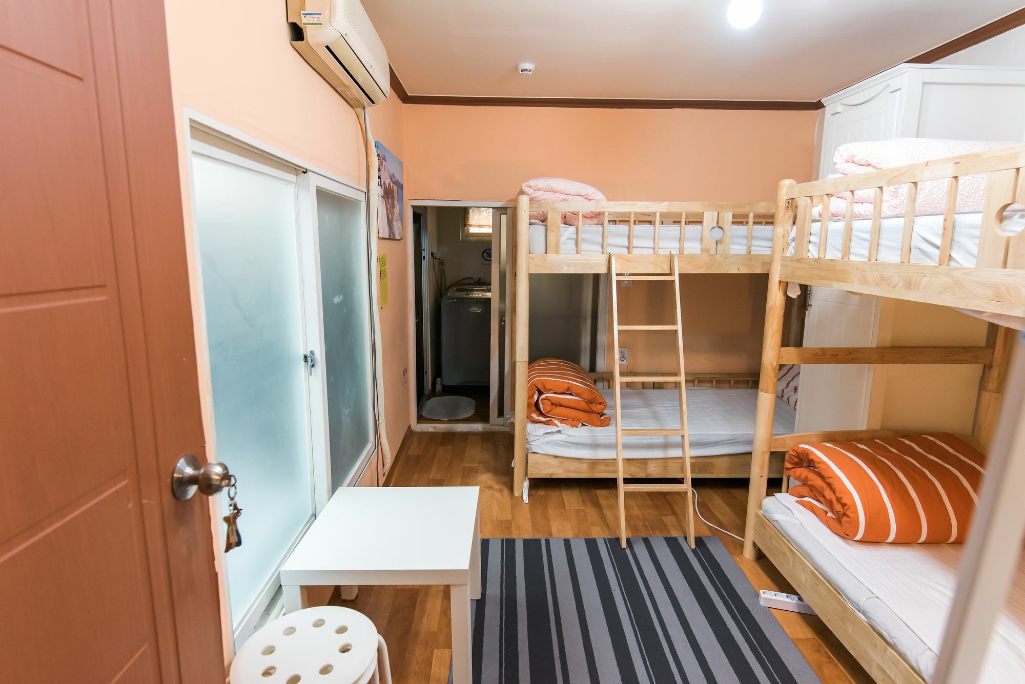 Jinho'S Black Whale Guest House & Bar Seoul Bagian luar foto