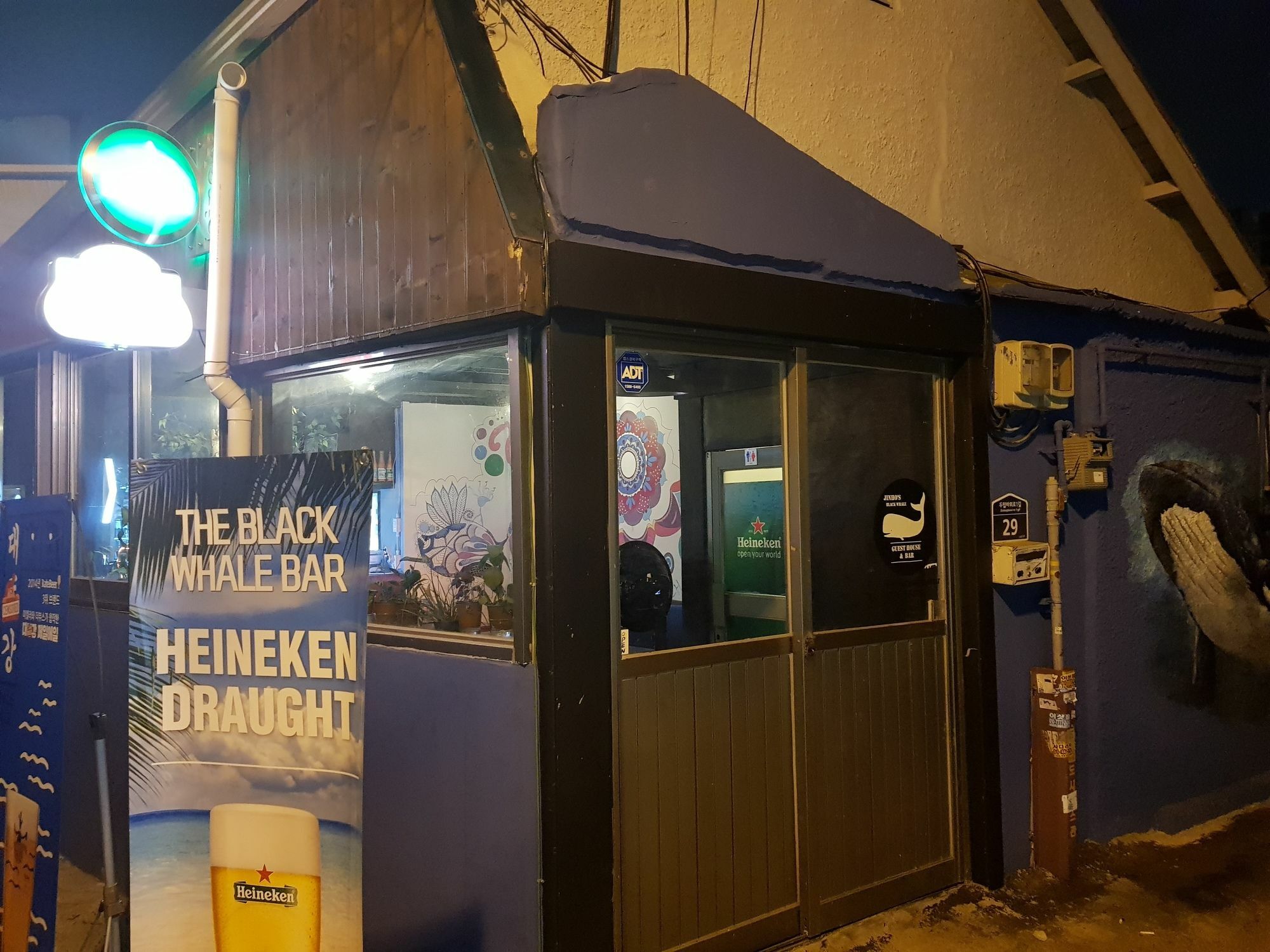 Jinho'S Black Whale Guest House & Bar Seoul Bagian luar foto